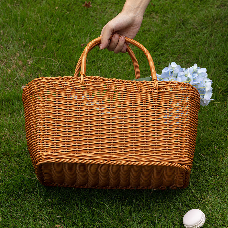 Women’s braided basket with practical handles Bowlift