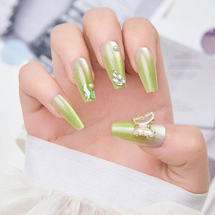 Artificial nails with butterfly accents and glitter details Bowlift