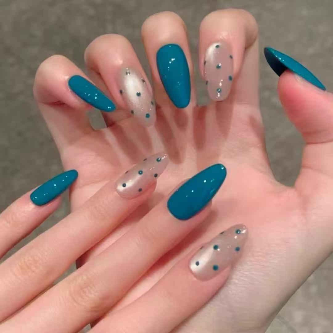 Elegant Press-On Nail Art Set with Jewel Accents Bowlift