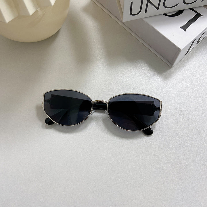 Fashionable Cat-Eye Sunglasses with Golden Frame Bowlift