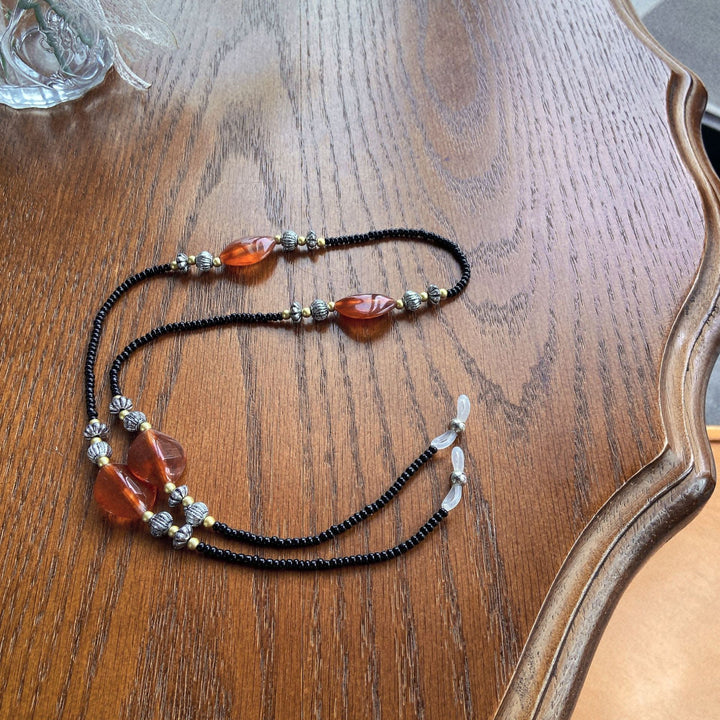 Stylish glasses holder chain with colorful accents Bowlift