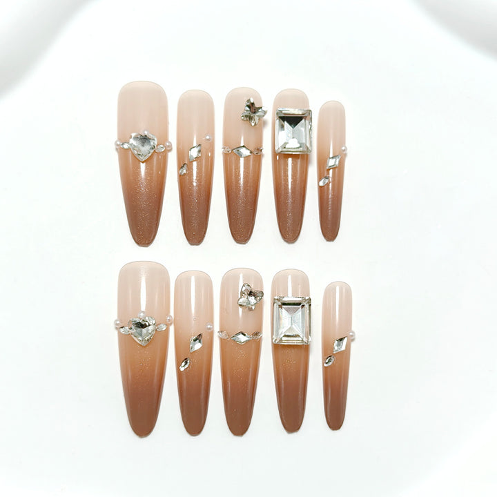 Artificial Nails in Sparkling Stiletto Style with Luxurious Accents Bowlift