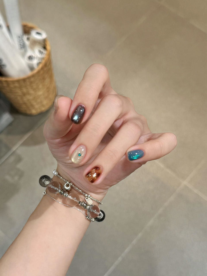 Artificial nails with shimmering effect Bowlift