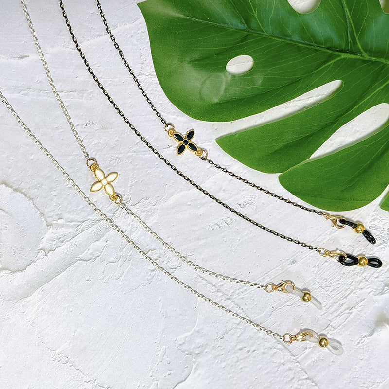 Elegant jewelry chain with filigree pendant Bowlift