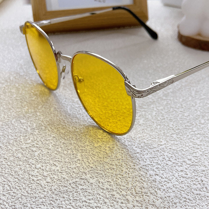 Fashionable sunglasses with round frame and intricate design Bowlift