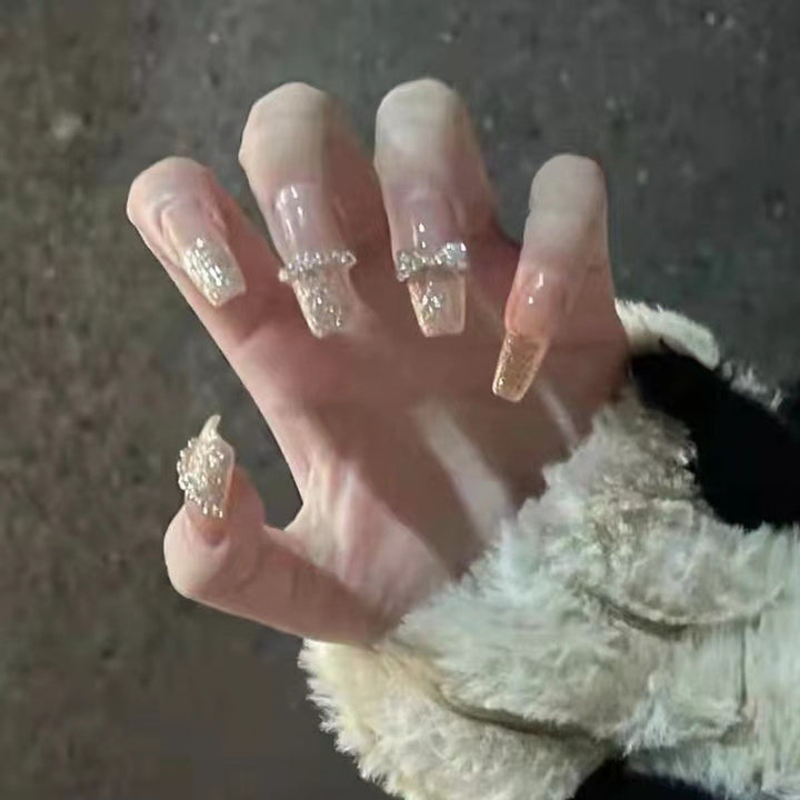 Elegant and sparkling artificial nails Bowlift