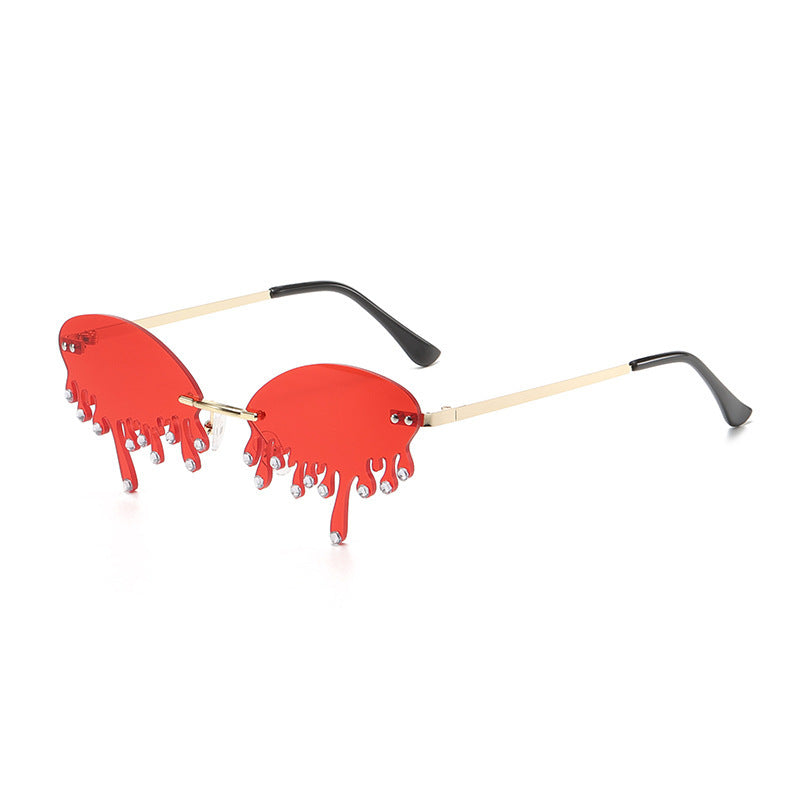 Ladies striking sunglasses in fluid design Bowlift