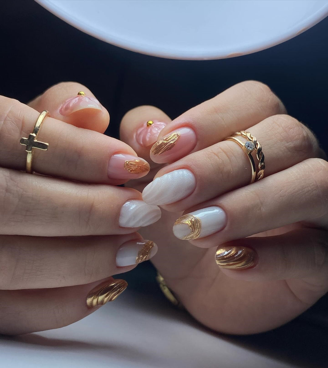 Artistic Gel Press-On Nail Set with Gold Leaf Accents Bowlift