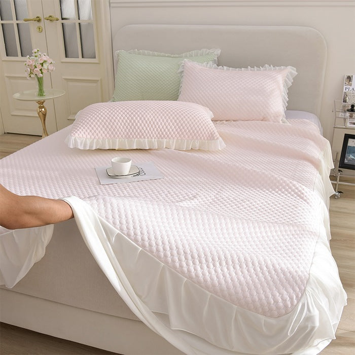 Ladies elegant bedspread set with decorative ruffled hem Bowlift