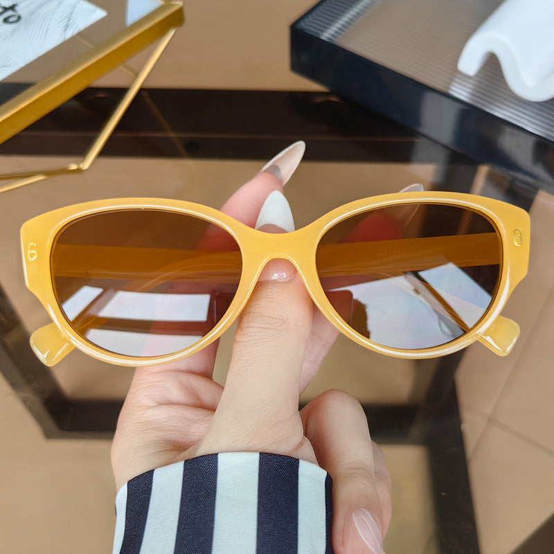 Ladies Cat-Eye Sunglasses with Modern Plastic Frame Bowlift