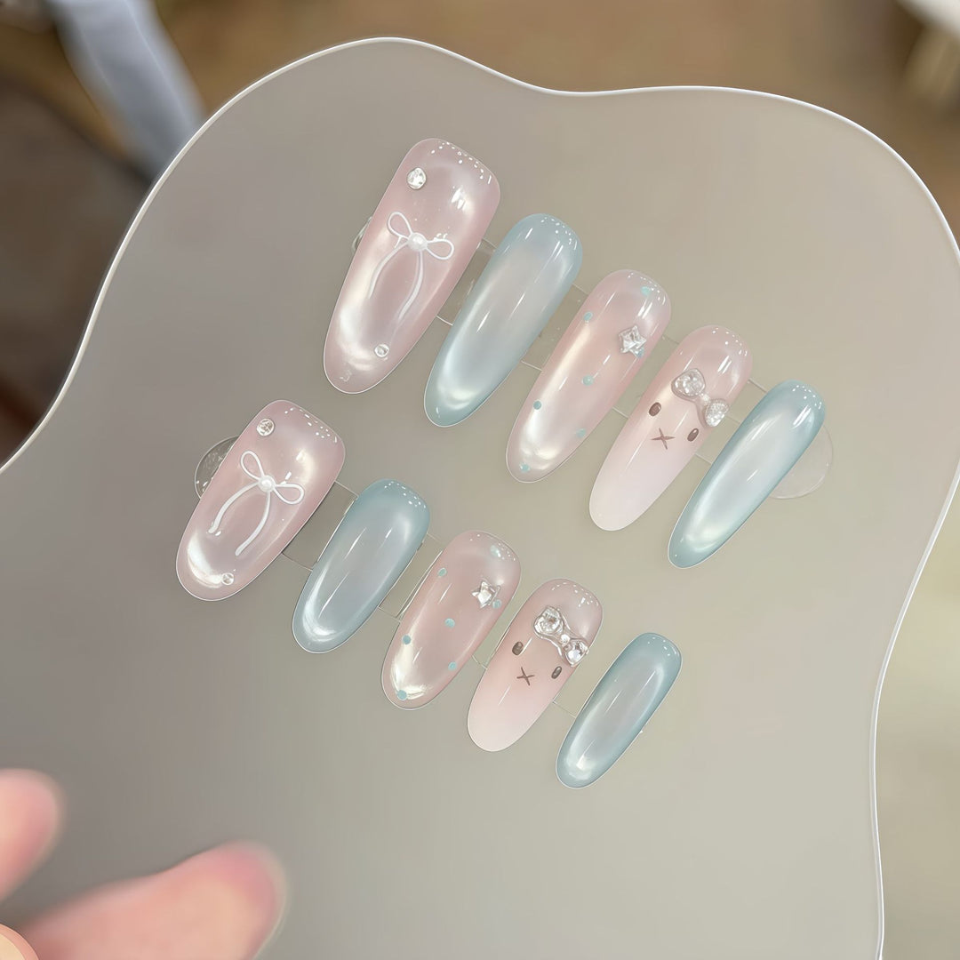 Artificial nails with playful details Bowlift