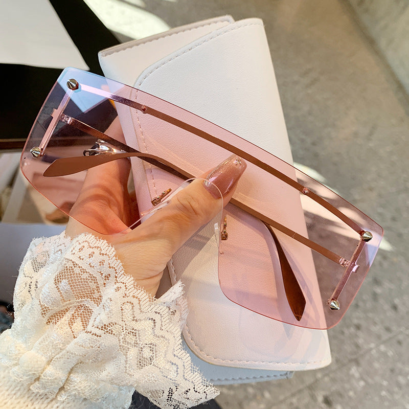 Women oversized sunglasses with modern frame and UV protection Bowlift