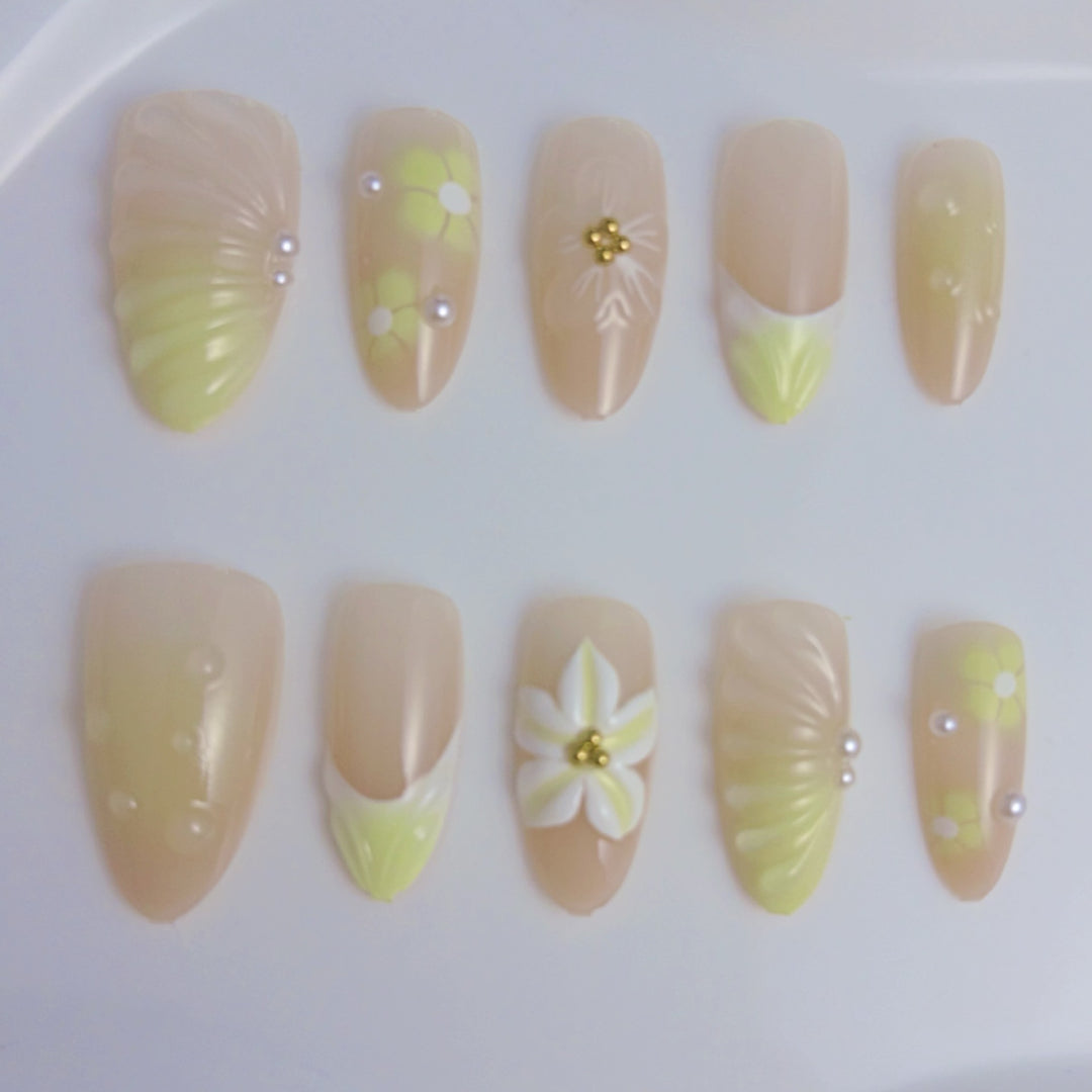 Elegant artificial nails with floral accents Bowlift