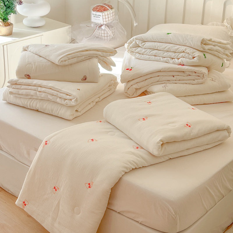Women lightweight and breathable quilt with delicate floral patterns Bowlift