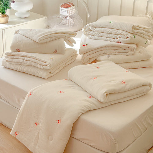 Women lightweight and breathable quilt with delicate floral patterns Bowlift