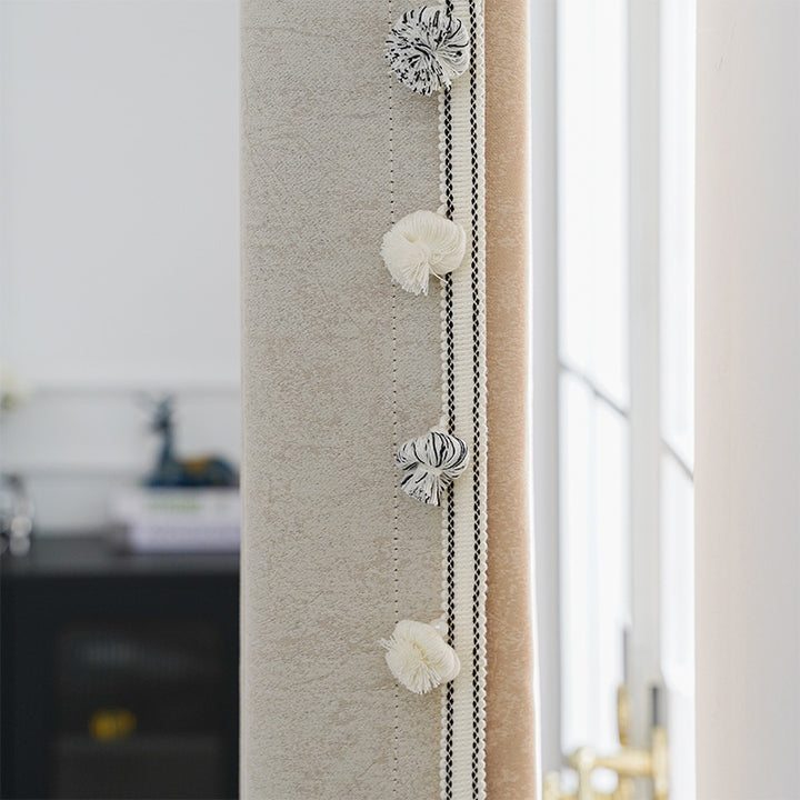 Decorative curtain trim with pompons Bowlift