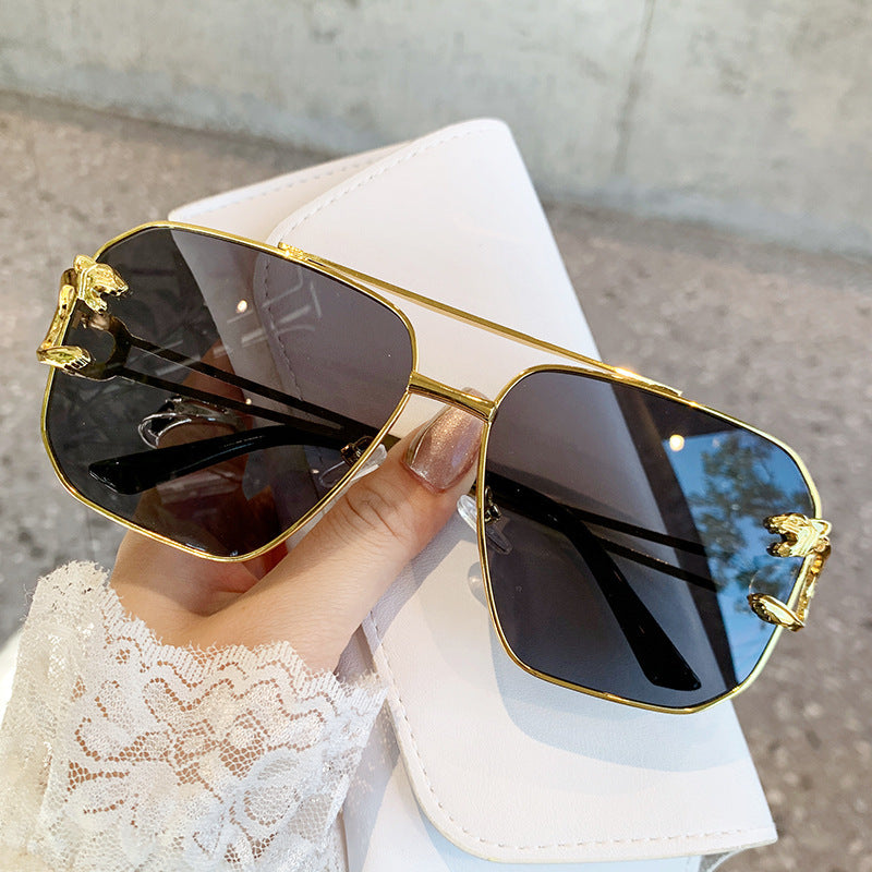 Ladies square sunglasses with luxurious metal frame Bowlift