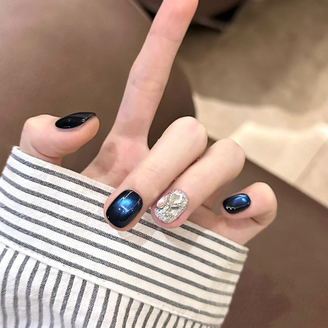Creative artificial nails with shimmering effects Bowlift