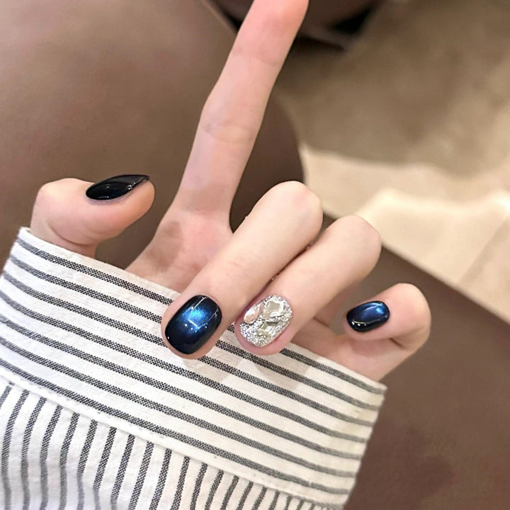 Creative artificial nails with shimmering effects Bowlift