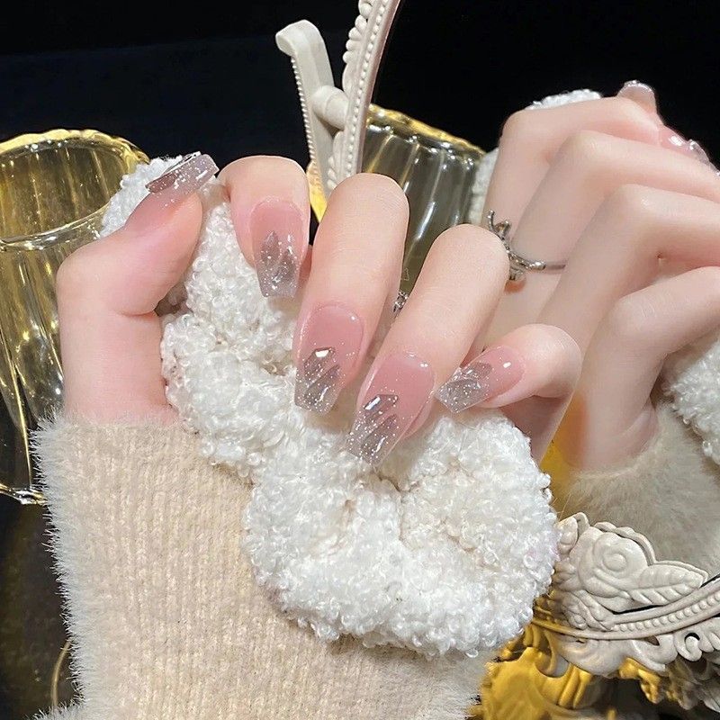 Glamorous Styling Nail Tips Bowlift