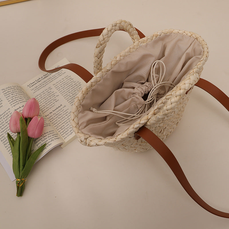 Handcrafted straw bag with sturdy leather handles Bowlift