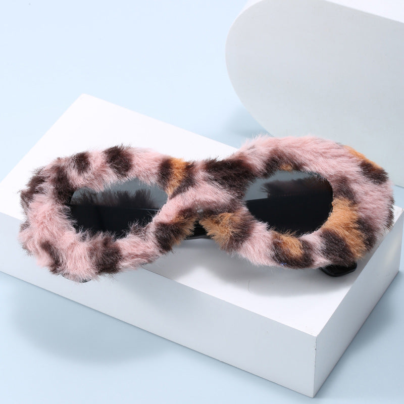 Women eye-catching designer sunglasses with luxurious fur frame Bowlift
