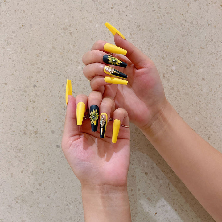 Artificial nail set with glamorous 3D decorations and detailed flower illustration Bowlift