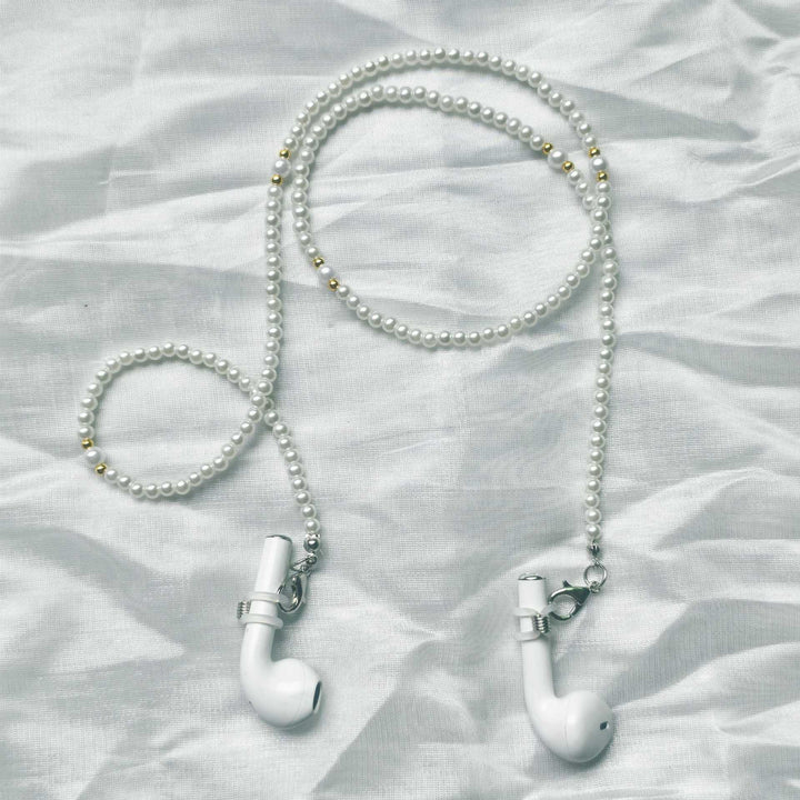 Fashionable pearl necklace with golden accent Bowlift