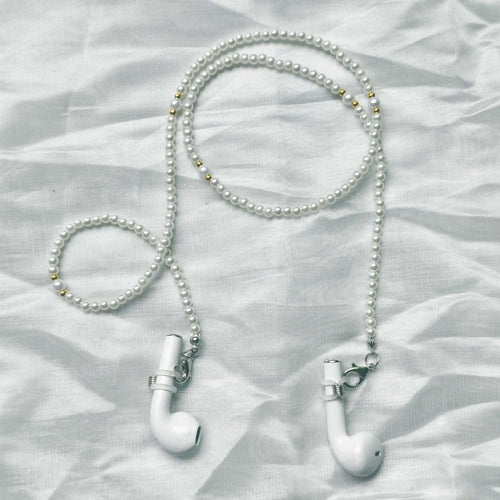 Fashionable pearl necklace with golden accent Bowlift