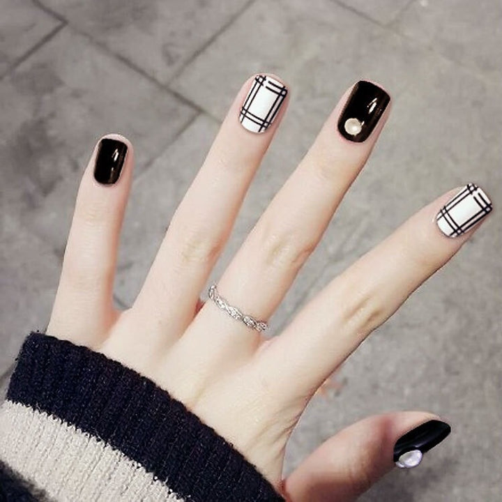 Artificial nails in modern check pattern Bowlift