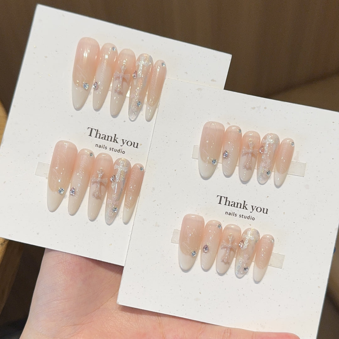 Artificial nail tips with elegant accents Bowlift