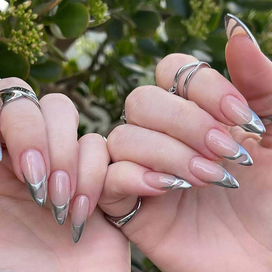 Exclusive Stiletto Artificial Nails with Metallic Accents Bowlift