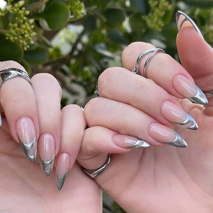 Exclusive Stiletto Artificial Nails with Metallic Accents Bowlift