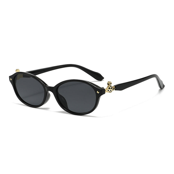 Women's fashionable optical glasses in elegant oval design with golden accents Bowlift