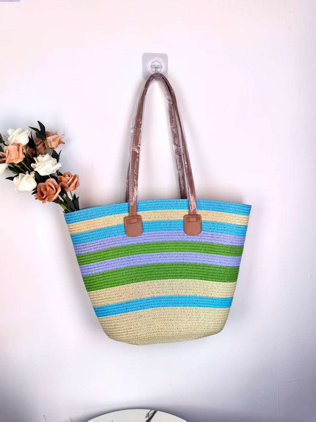 Summery beach bag and sun hat Bowlift