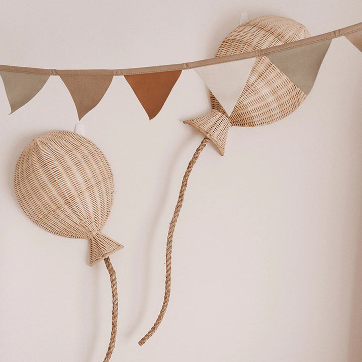 Decorative wall ornament in the form of a hot air balloon Bowlift
