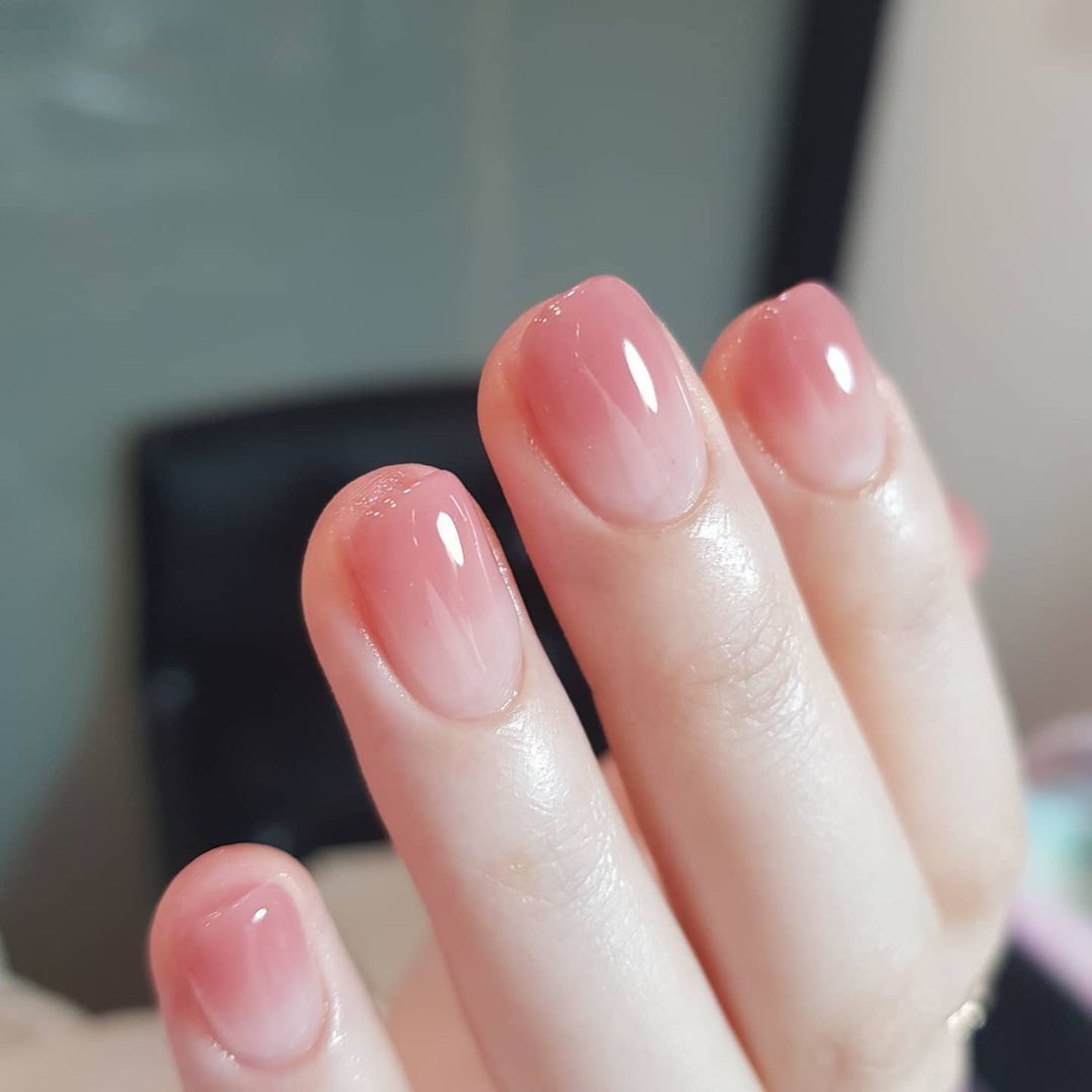High-gloss artificial nails with rose effect Bowlift