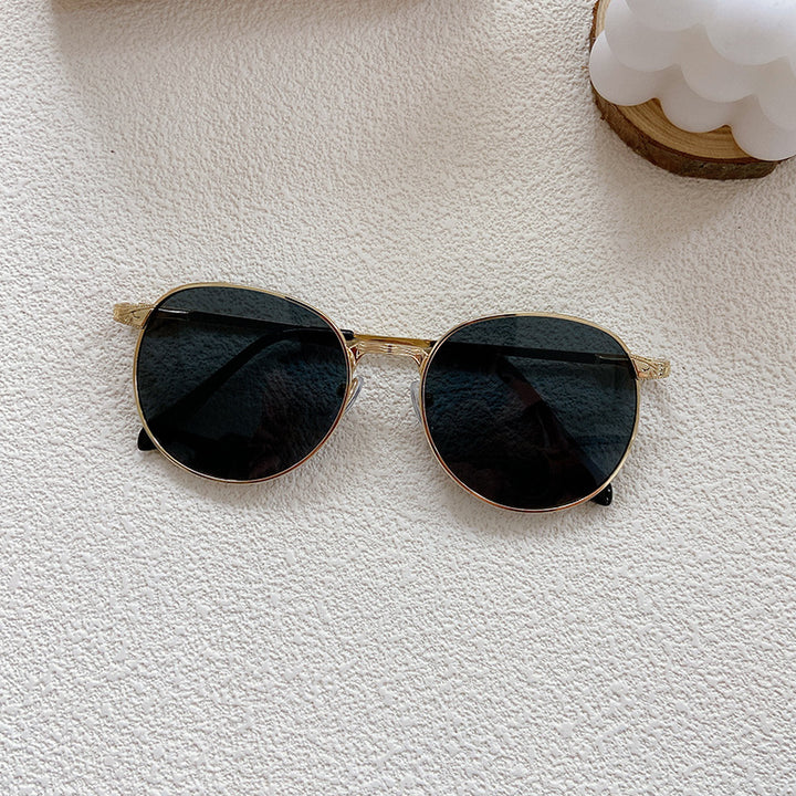 Fashionable sunglasses with round frame and intricate design Bowlift