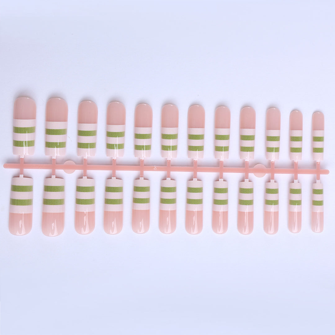 Fashionable artificial nails with contemporary stripe pattern Bowlift