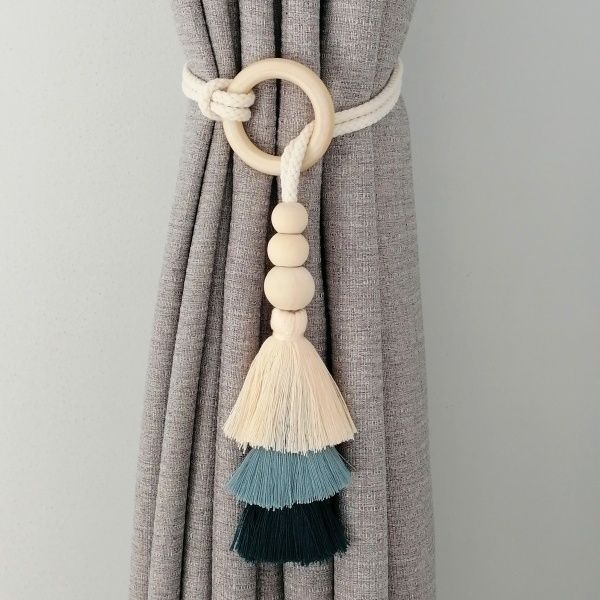 Decorative curtain holder with tassels Bowlift