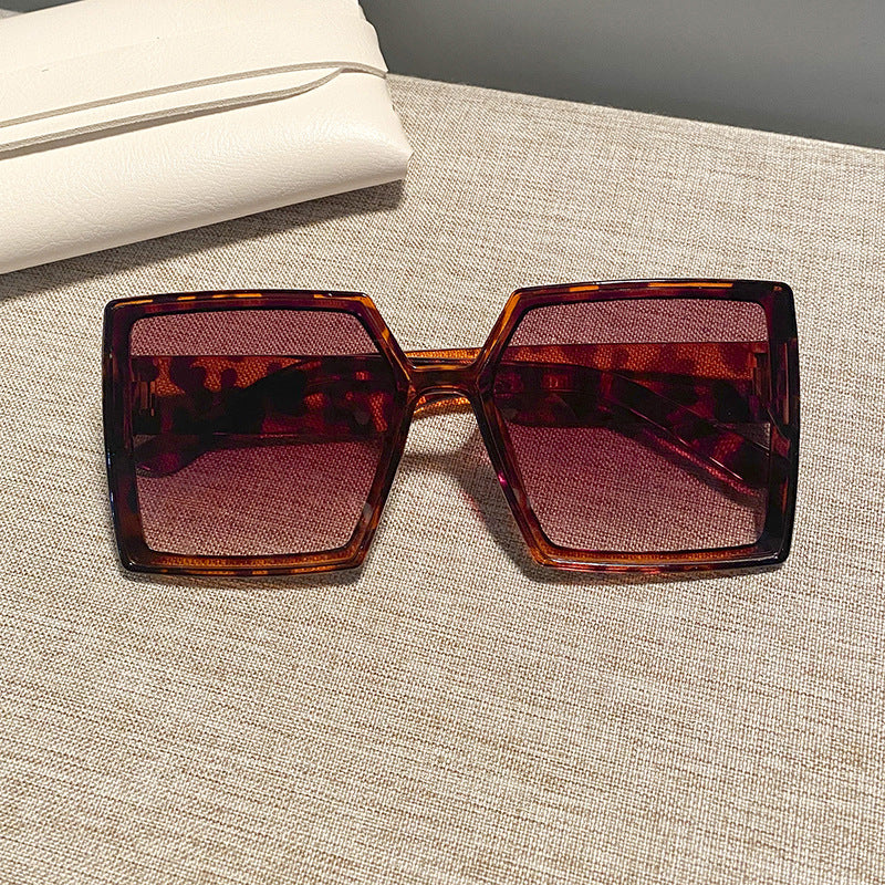 Women's square sunglasses with a sturdy frame and stylish design Bowlift