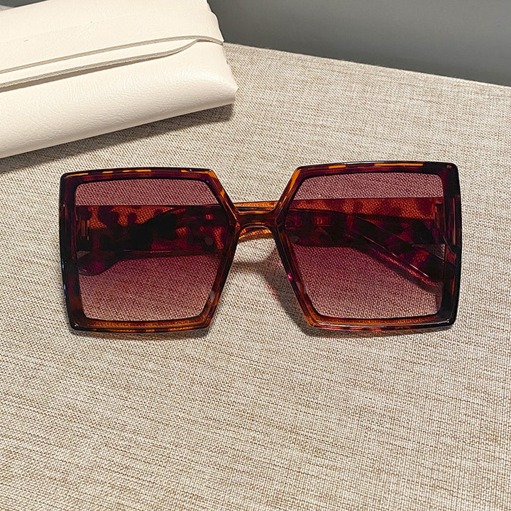 Women's square sunglasses with a sturdy frame and stylish design Bowlift