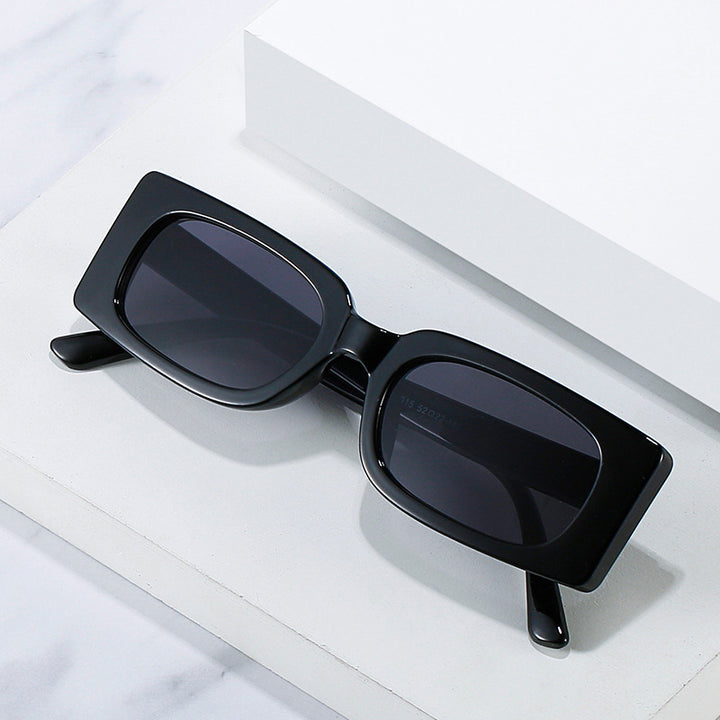 Women's sunglasses in modern retro style Bowlift