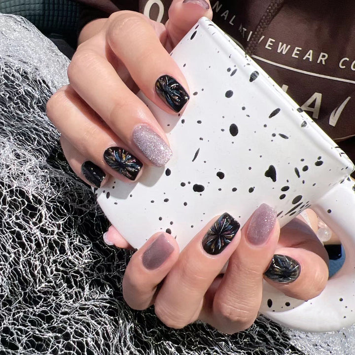 Artificial nails with glitter and floral patterns Bowlift