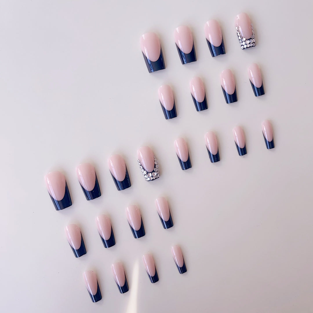 Artificial nail set with luxurious French design and sparkling rhinestone decorations Bowlift
