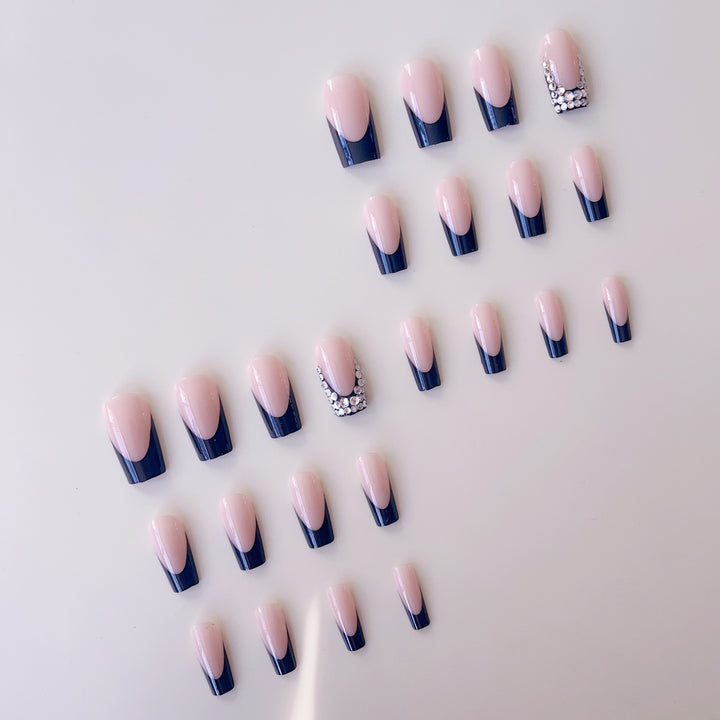 Artificial nail set with luxurious French design and sparkling rhinestone decorations Bowlift