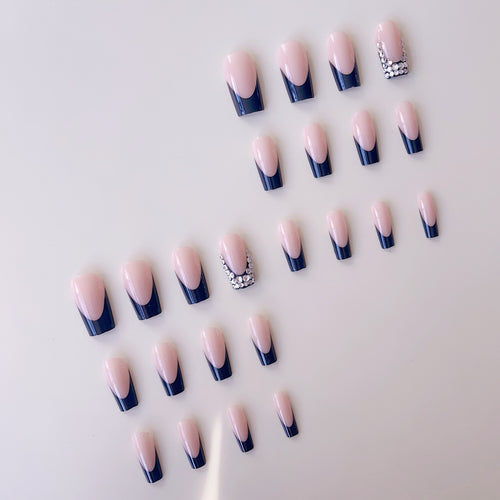 Artificial nail set with luxurious French design and sparkling rhinestone decorations Bowlift