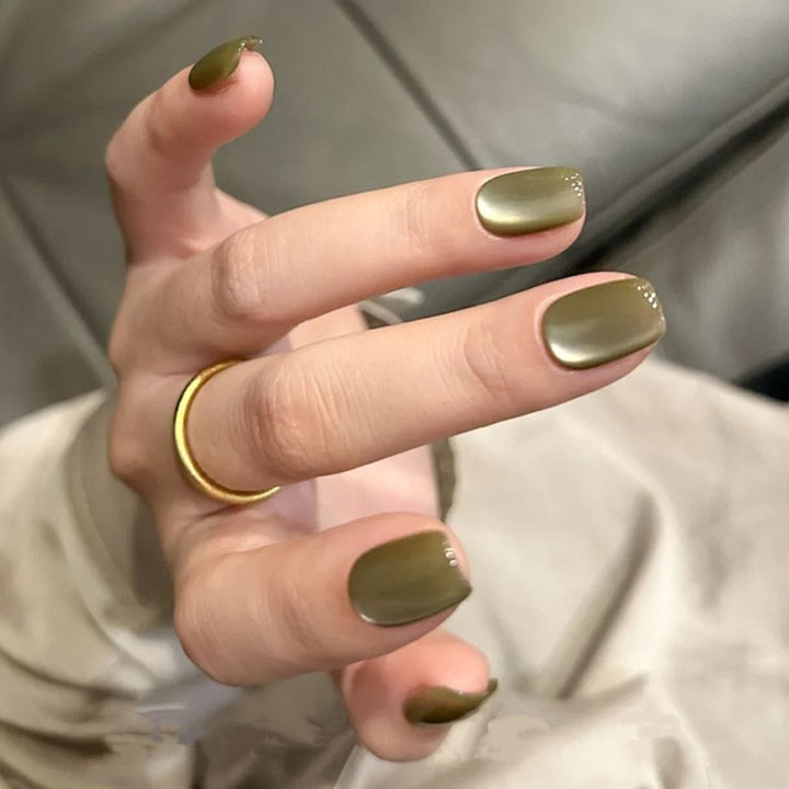 Artificial Nails in Modern, Elegant Design Bowlift
