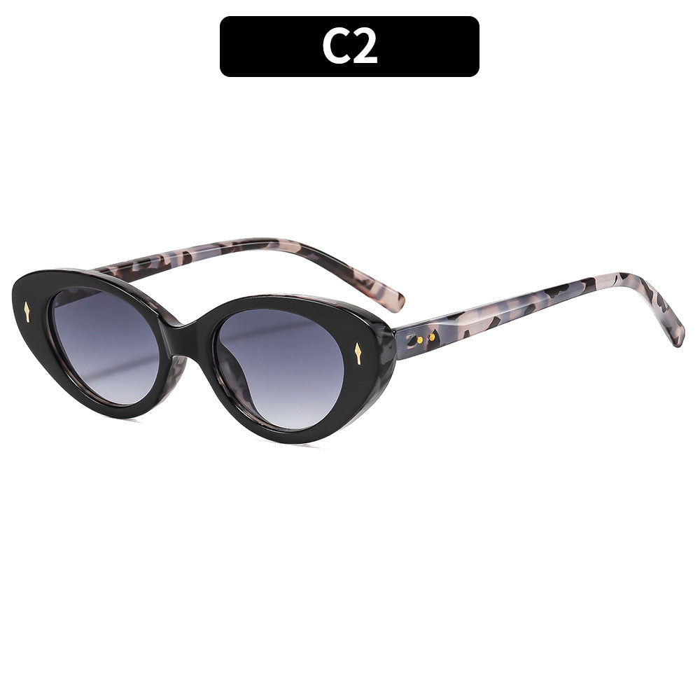 Stylish Cat-Eye Sunglasses with Gradient Lenses