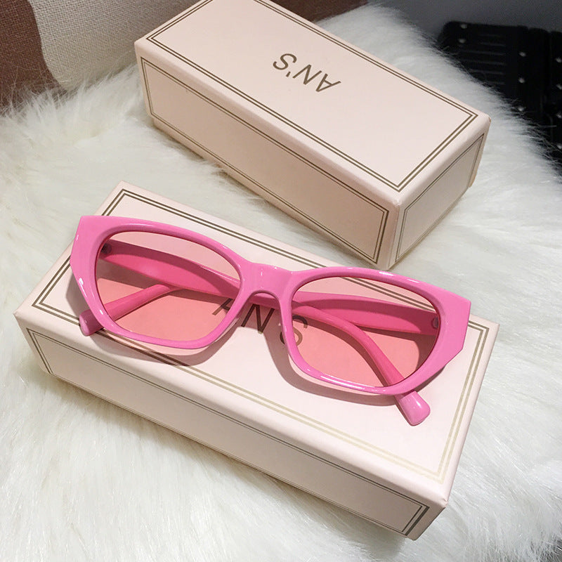 Ladies Cat-Eye Sunglasses with transparent, geometric frame Bowlift